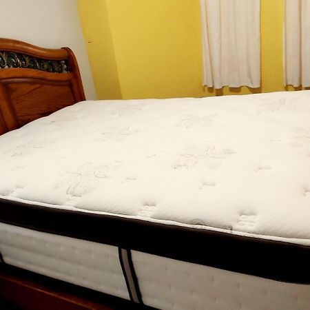 Lovely Comfy Home Private Bath In Central YYC Kültér fotó