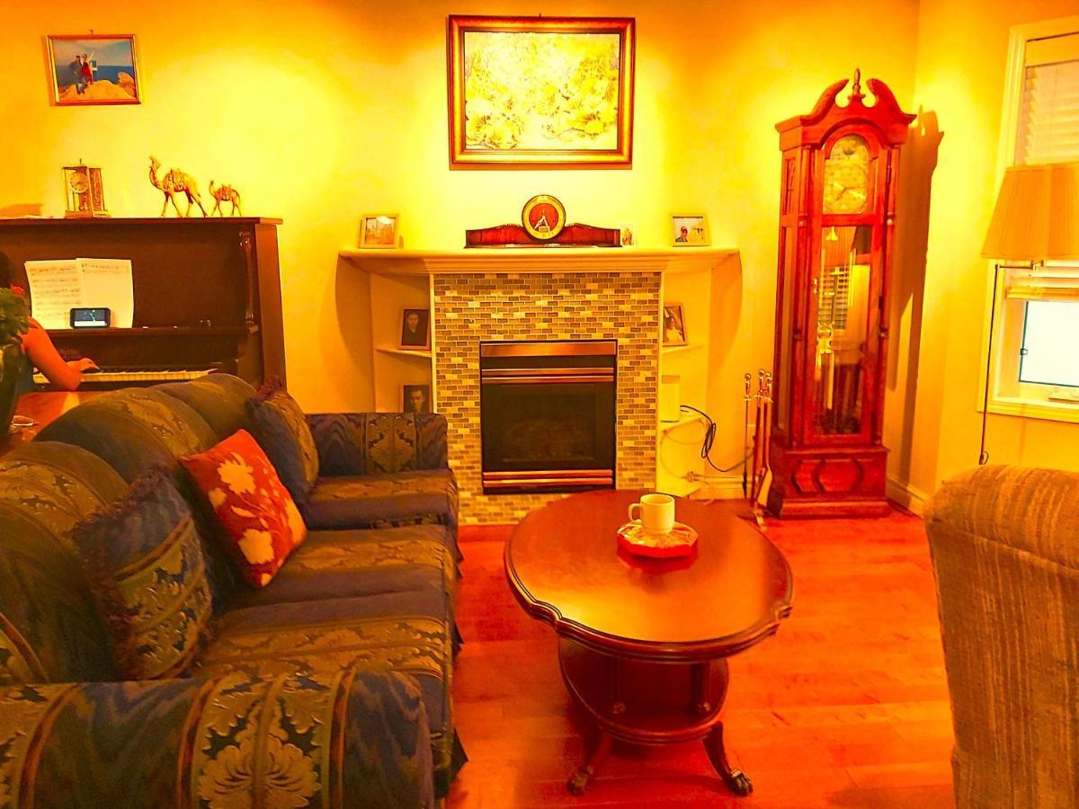 Lovely Comfy Home Private Bath In Central YYC Kültér fotó
