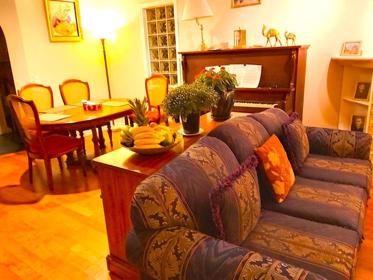 Lovely Comfy Home Private Bath In Central YYC Kültér fotó