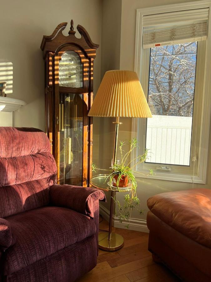 Lovely Comfy Home Private Bath In Central YYC Kültér fotó