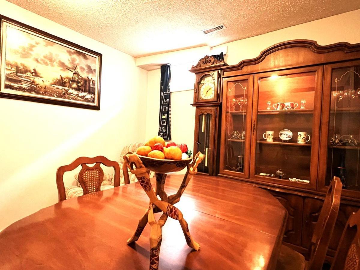 Lovely Comfy Home Private Bath In Central YYC Kültér fotó