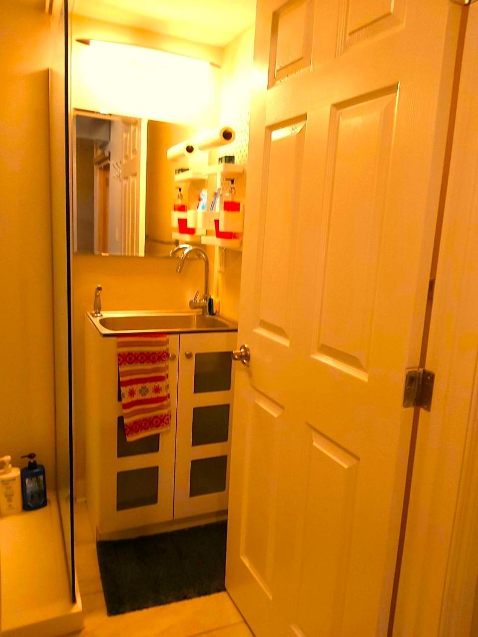 Lovely Comfy Home Private Bath In Central YYC Kültér fotó